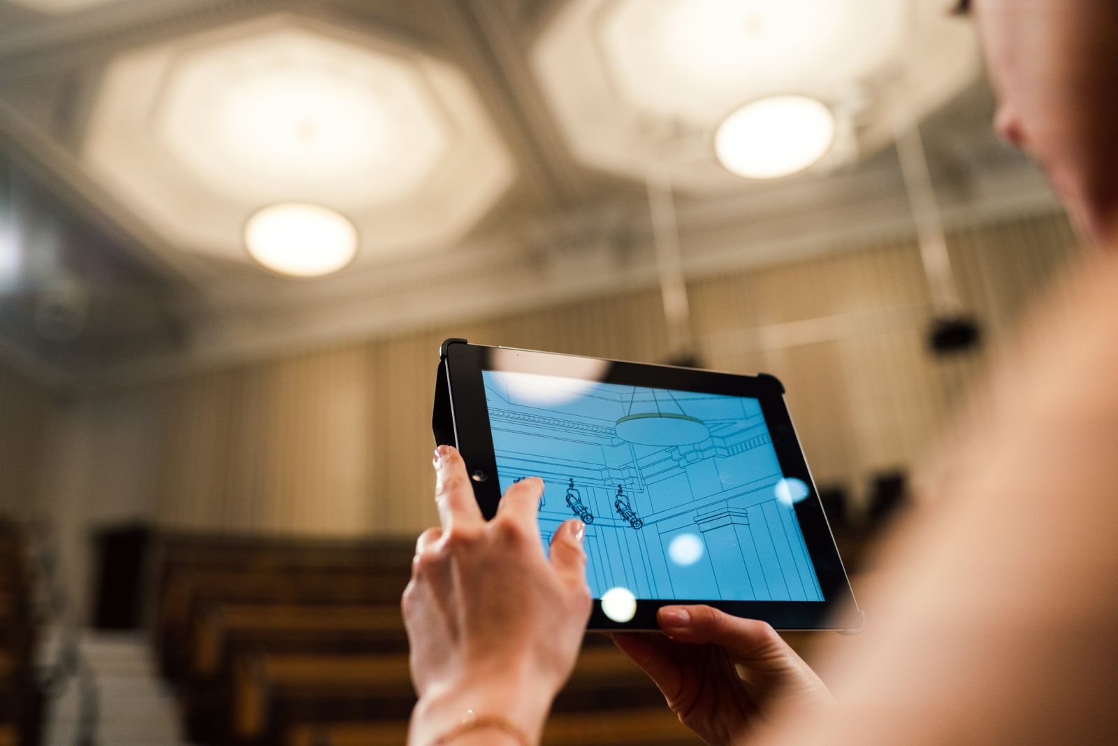 Foto von ThisIsEngineering von Pexels: https://www.pexels.com/de-de/foto/ingenieurin-mit-digitaler-tablette-3862387/